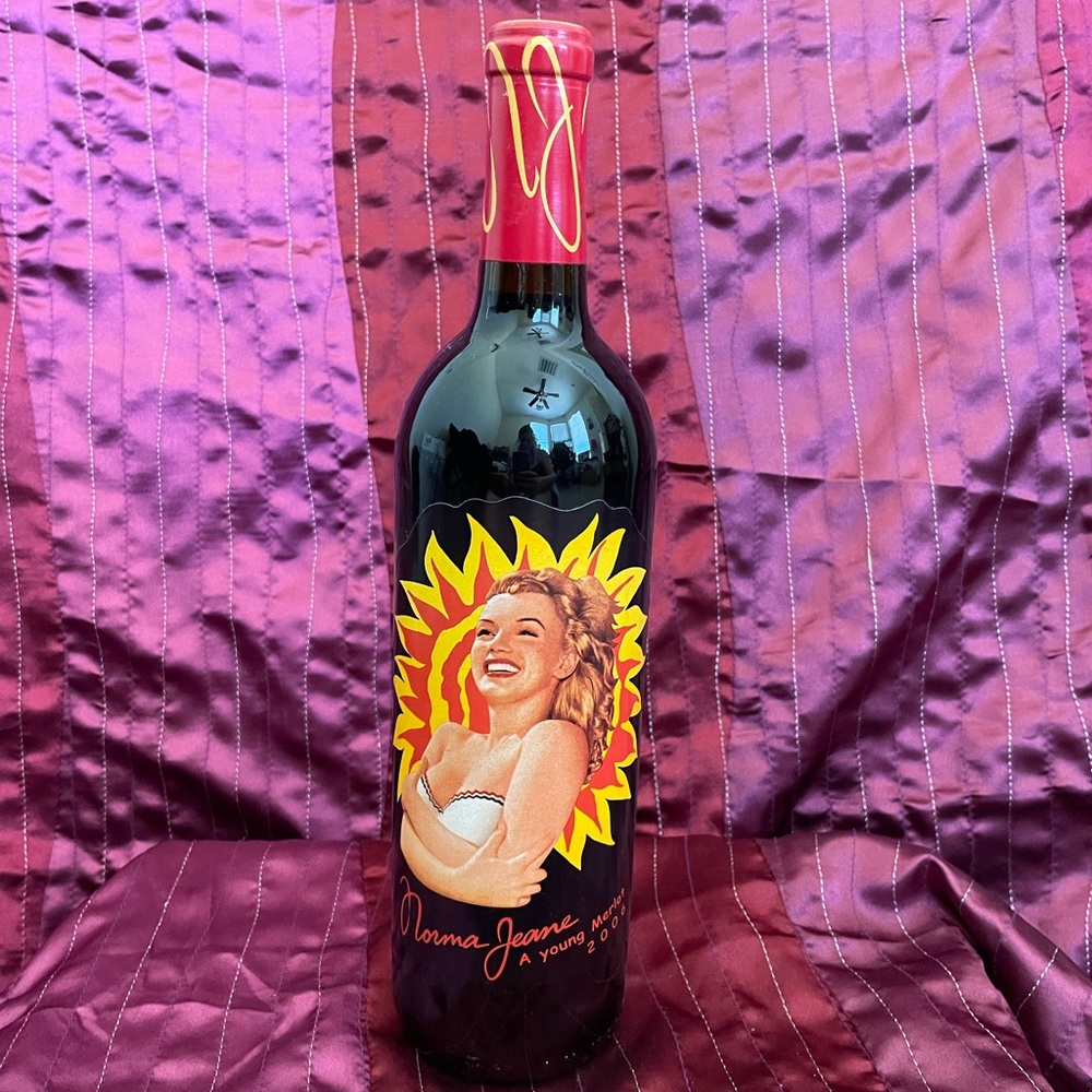 MARILYN MONROE COLLECTORS, EDITION 
2006 Norma Jeane wine

Original packaging